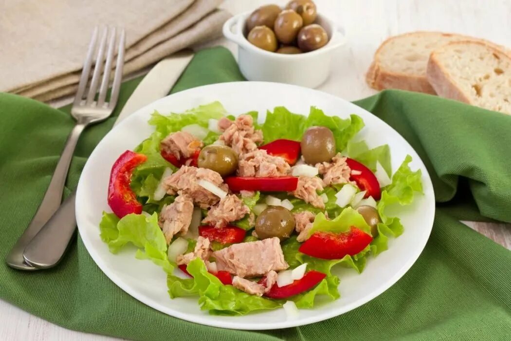 Недорогой салат на ужин. Салат с тунцом. Salat s tunzom. Салат с тунцом и овощами. Салат из тунца консервированного.