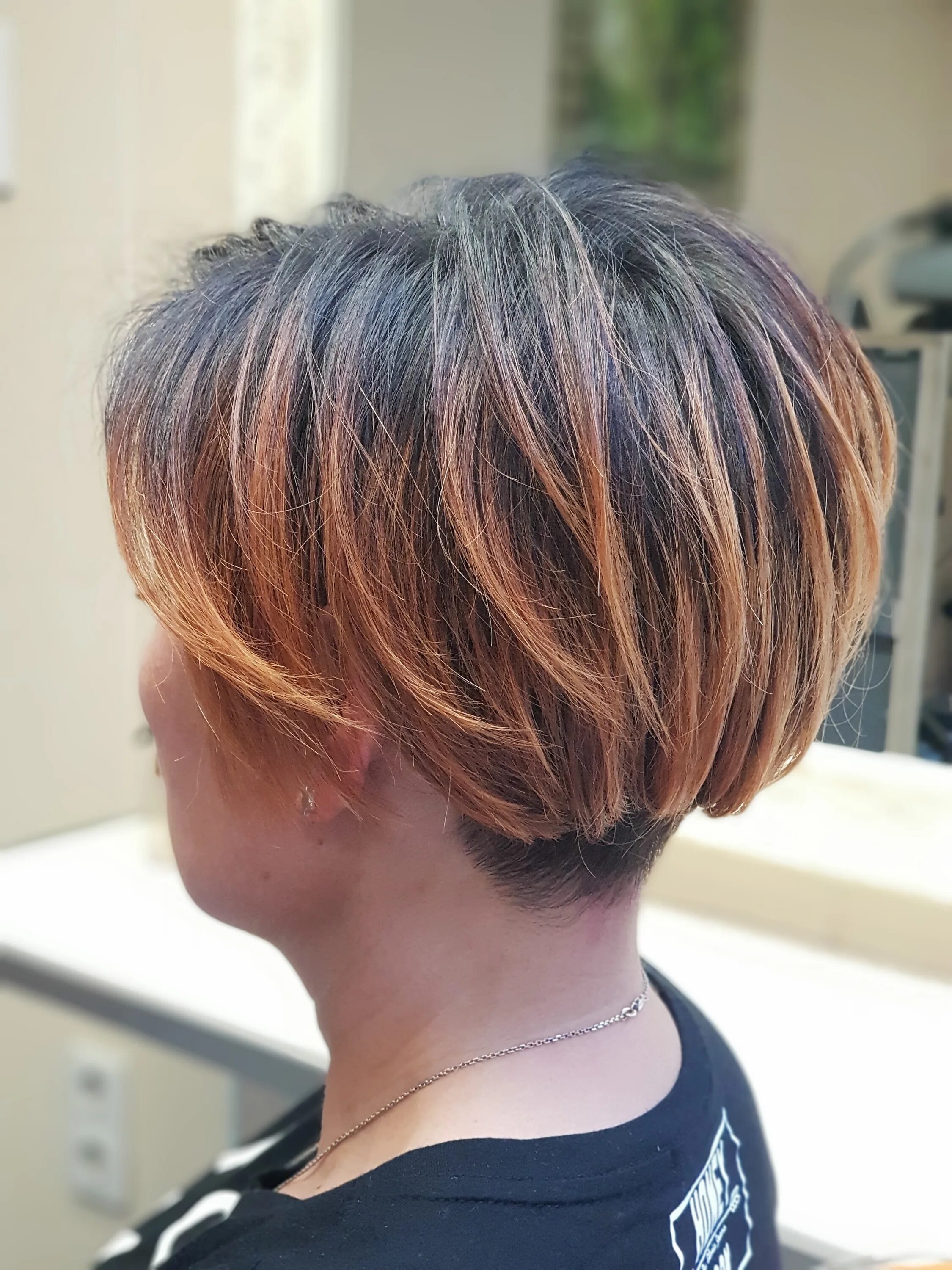 мелирование с тонировкой на короткие волосы. тонирование на короткие волосы. мелирование с тонировкой на короткие волосы. мелирование на короткую стрижку каскад. тонирование осветленных волос на короткие волосы.