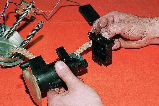 Не работает бензонасос 2110 инжектор. Датчик топлива 2110. датчик уровня топлива ваз 2111. датчик бензонасоса ваз 2110. топливный модуль ваз 2110.