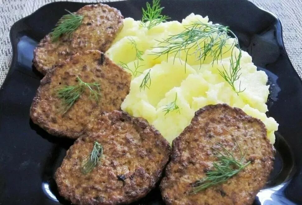 Котлеты из печени куриной на сковороде пышные. Печеночники из куриной печени. Печеночные котлеты. Печёночные котлеты из куриной печени. Биточки печеночные.