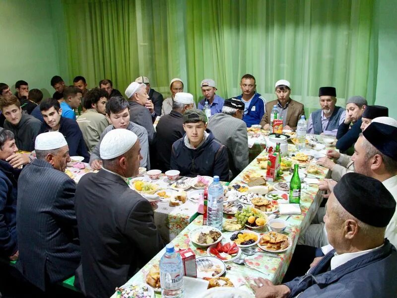 Ифтар сегодня черкесск. Курбан байрам дастархан. праздничный стол на уразу в дагестане. дагестанский стол на ураза байрам. коллективный ифтар.