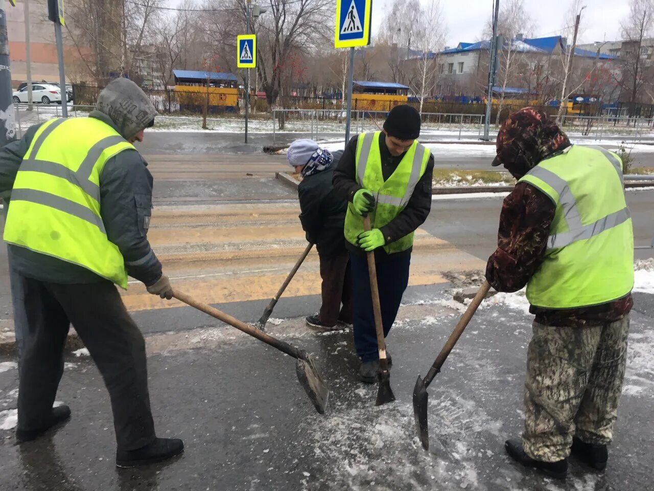 Борьба с гололедом. Обработка тротуаров противогололедными материалами. Борьба с наледью на автомобильных дорогах. Противогололедные реагенты на дорогах.