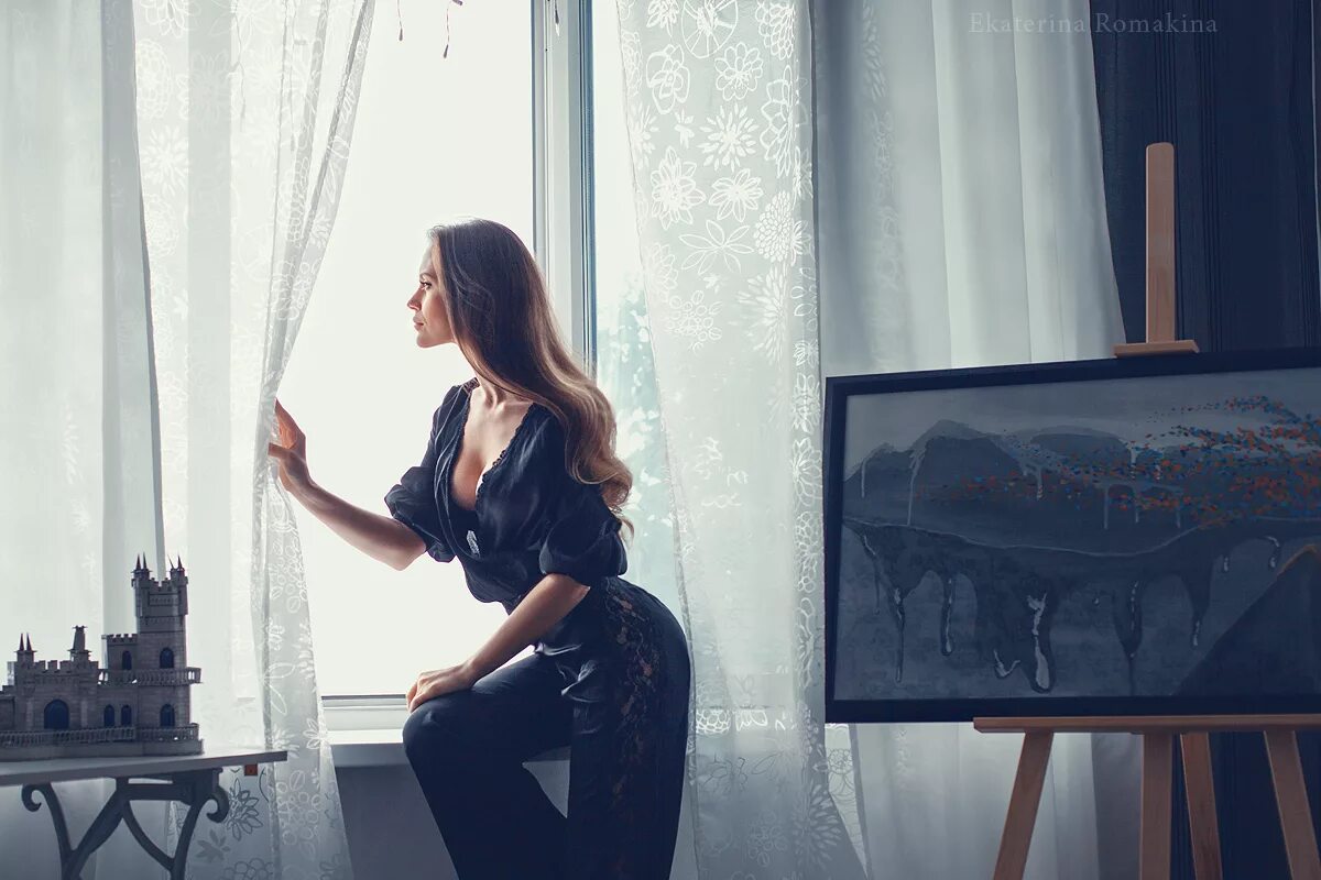 Женщина в дверях. Девушка тишина. Она всегда дома. Счастливая семья в загородном доме. Влюбленные.