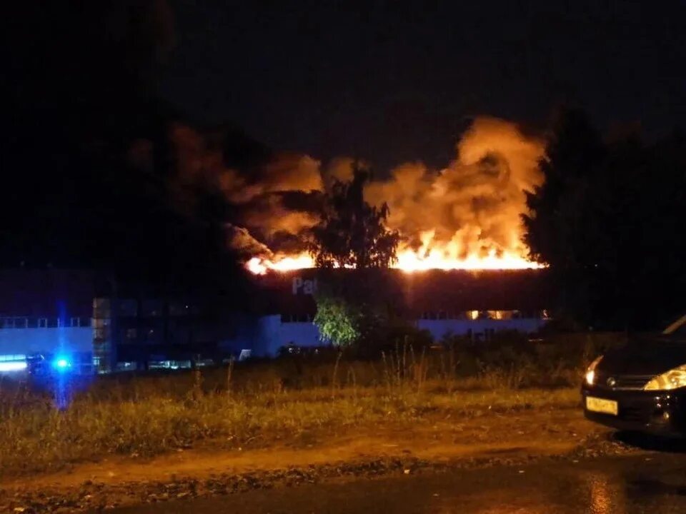 Вчера произошло взрыв. Пожар в Ижевске на лакокрасочном заводе. Ижевск пожар вчера 19. Крупный пожар. Пожар на лакокрасочном заводе.