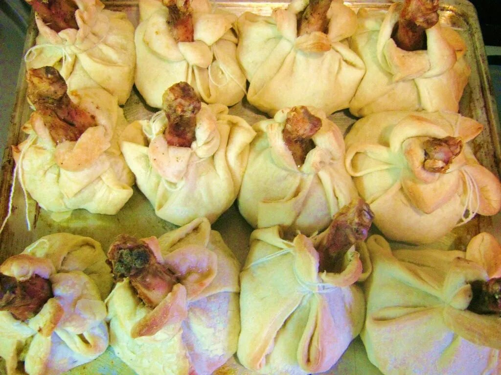 Куриные мешочки с сыром. Куриные мешочки. куриные ножки в мешочке из слоеного теста. овощи в мешочке из теста. куриные мешочки с начинкой в духовке.