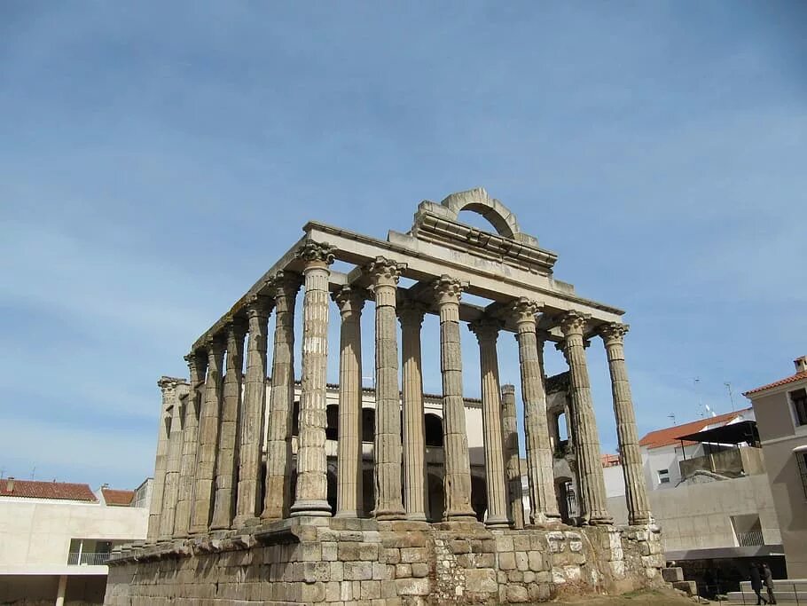Колонна в прошлом 5. Римский храм Аргентина. Древнегреческий храм. Римский храм Дианы. Римские здания с колоннами.