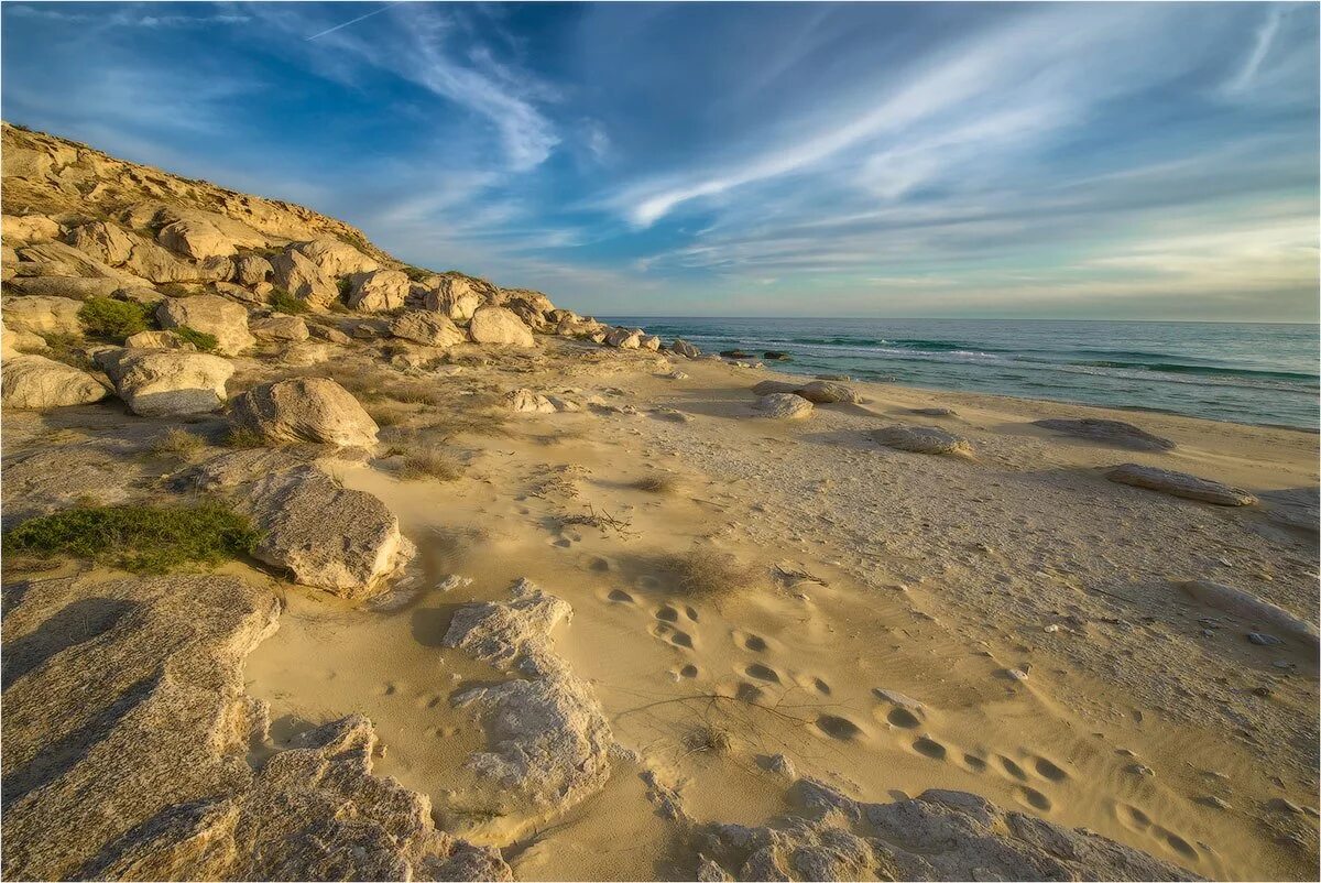 Мыс столбчатый остров кунашир. Пустынная бухта. Мангистау море. Генеральский пляж в крыму судак. Пустынная бухта.