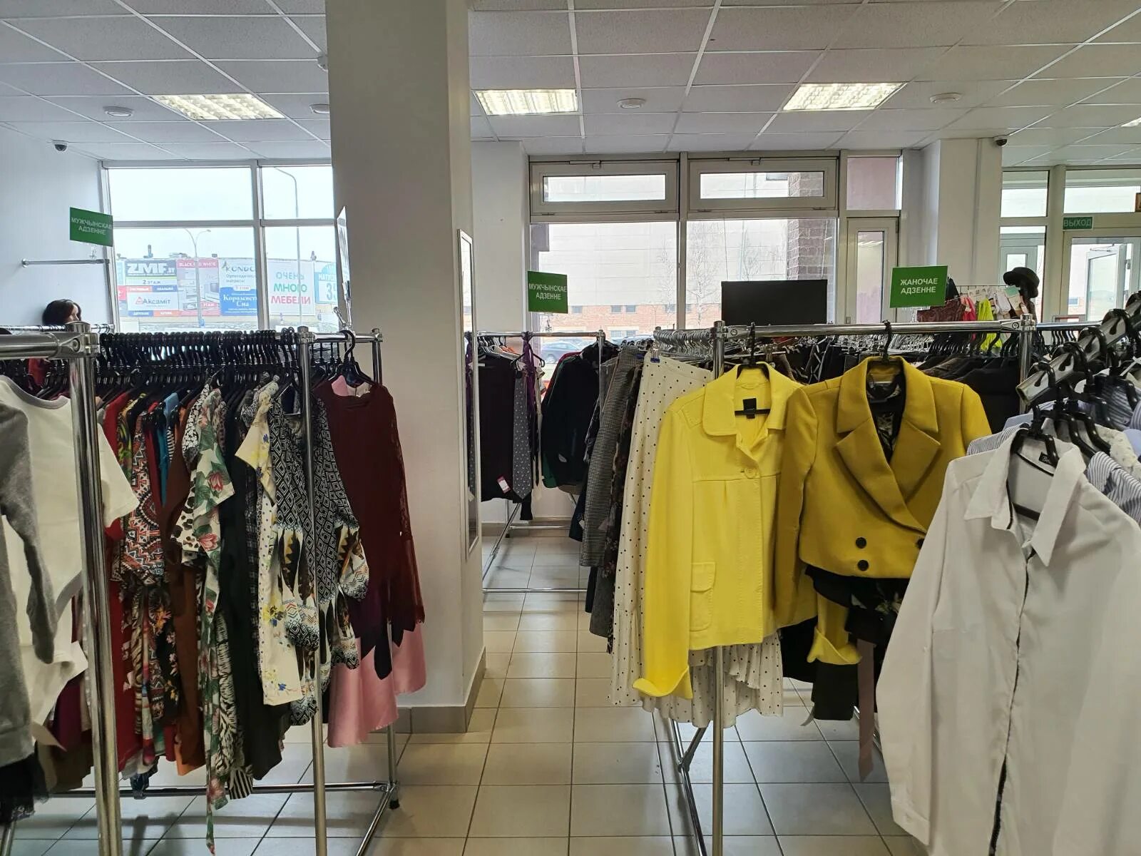 Винтажный секонд. Магазин адзенне секонд. Адзенне секонд хенд. За сколько можно продать одежду в секонд хенд. Адзенне секонд хенд.