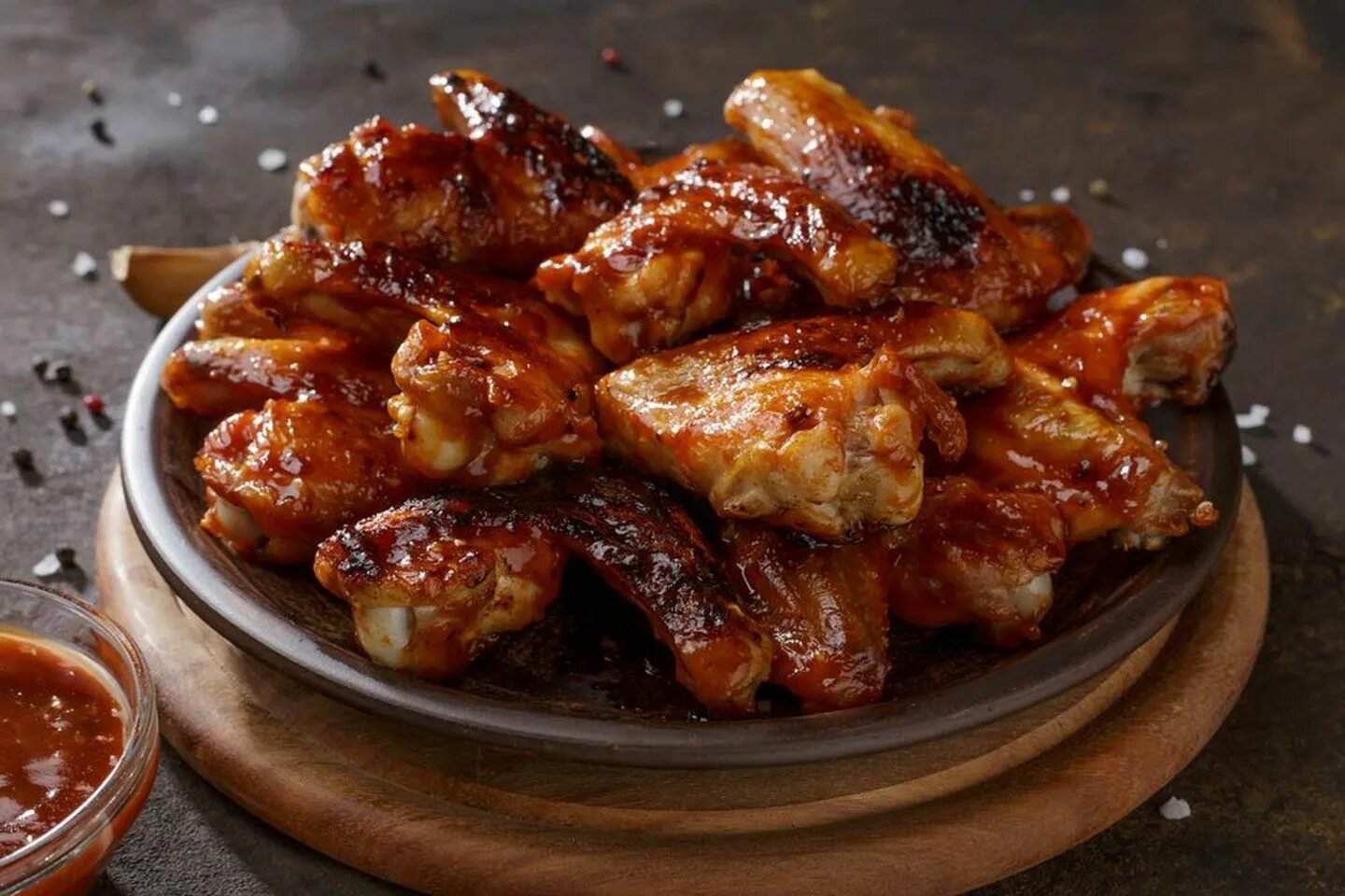 Куриные крылышки (в пряной глазури, BBQ, Чили-манго, ). BBQ Chicken Wings. Куриные крылышки Баффало. Куриные крылышки барбекю. Крылышки в соевом соусе на мангале