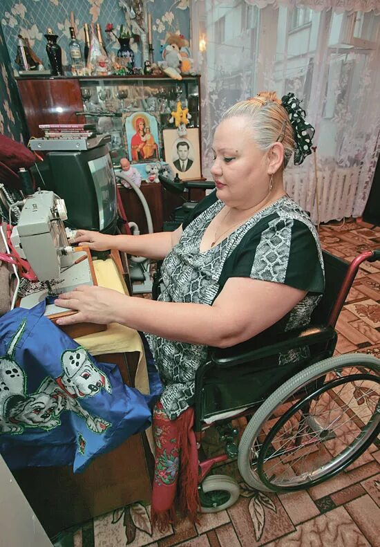 Работа на дому для инвалидов 2. Инвалиды швеи. рукоделие для инвалидов. инвалид шьет. инвалиды дети швеи.