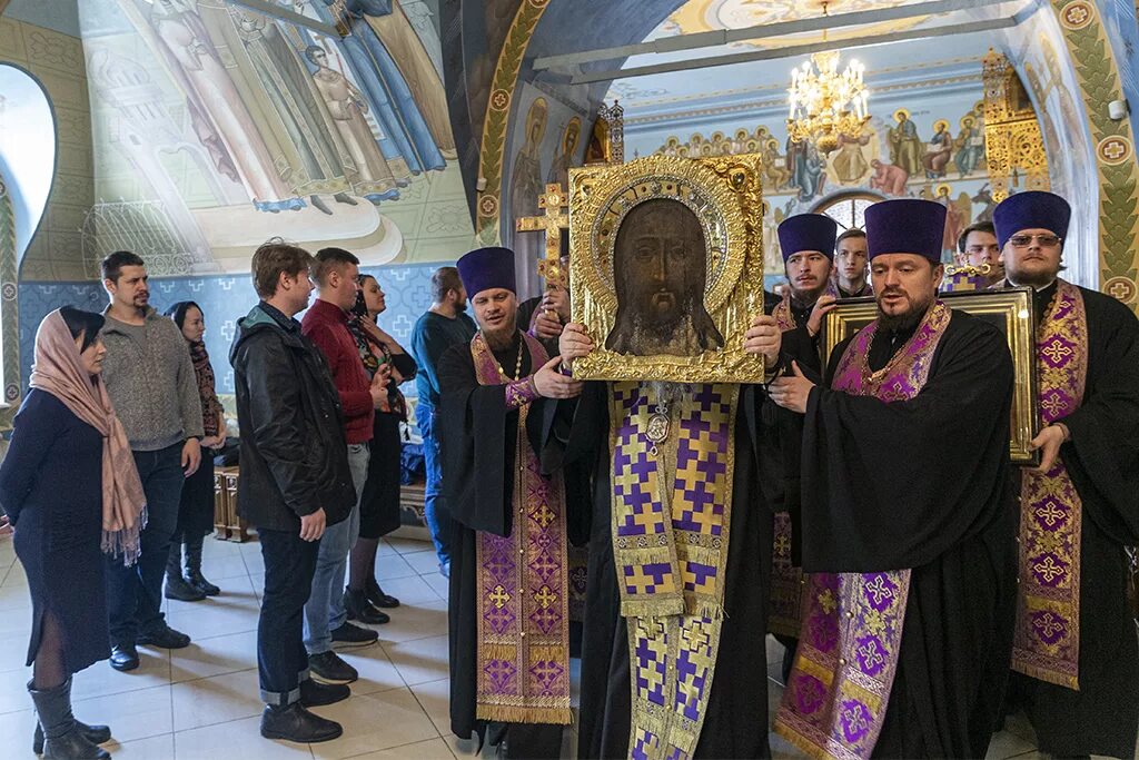 Настоятель храма благовещения в курске. Иерей виктор копырин саратов. Пасха 2020 саратовская митрополия крестный ход. Юго восточное благочиние саратов. Настоятель храма благовещения в курске.