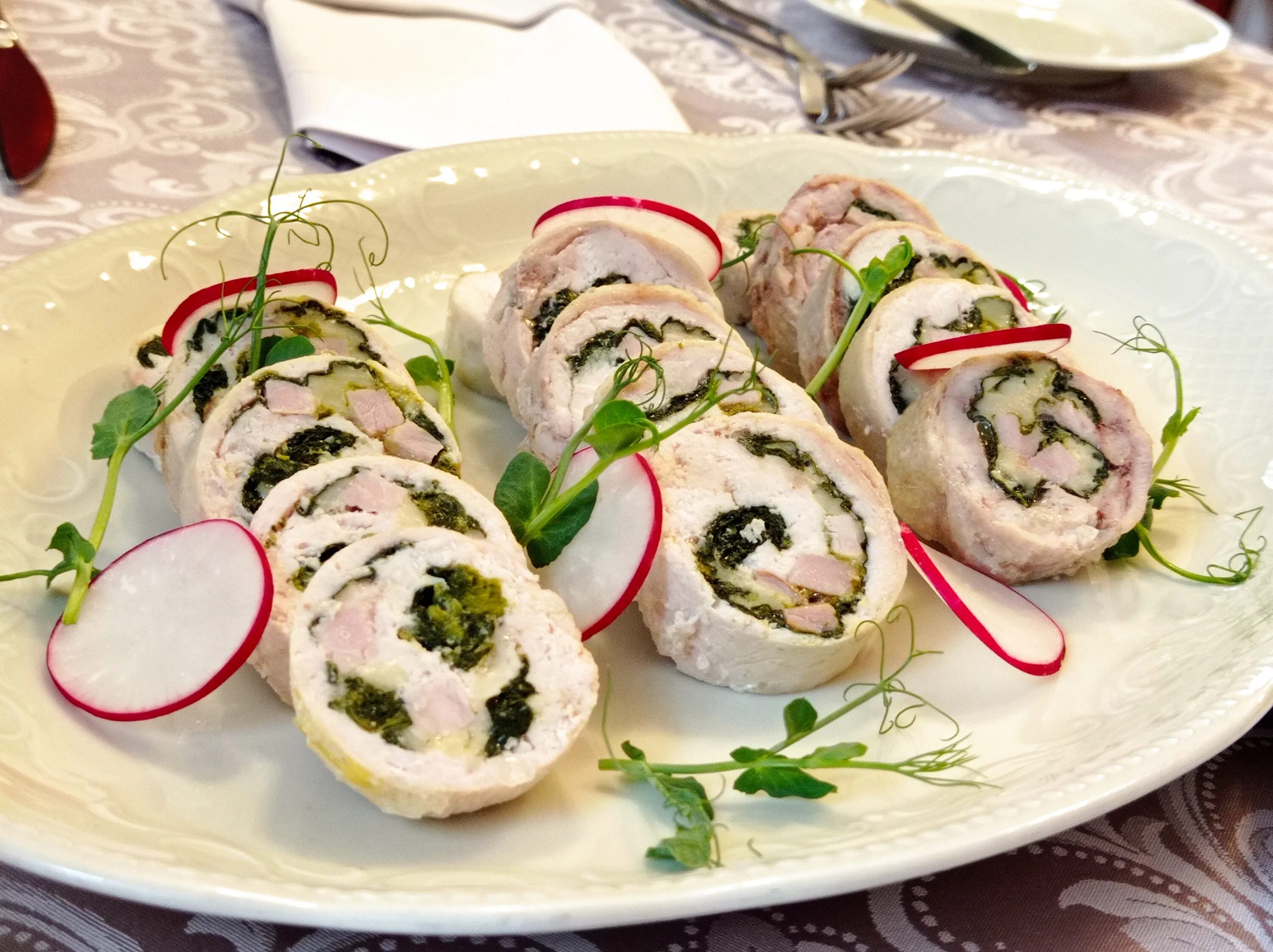 Куриная грудка с моцареллой и шпинатом. Рулет из индейки со шпинатом. Куриные рулетики со шпинатом. Куриные рулетики со шпинатом. Рулет куриный.