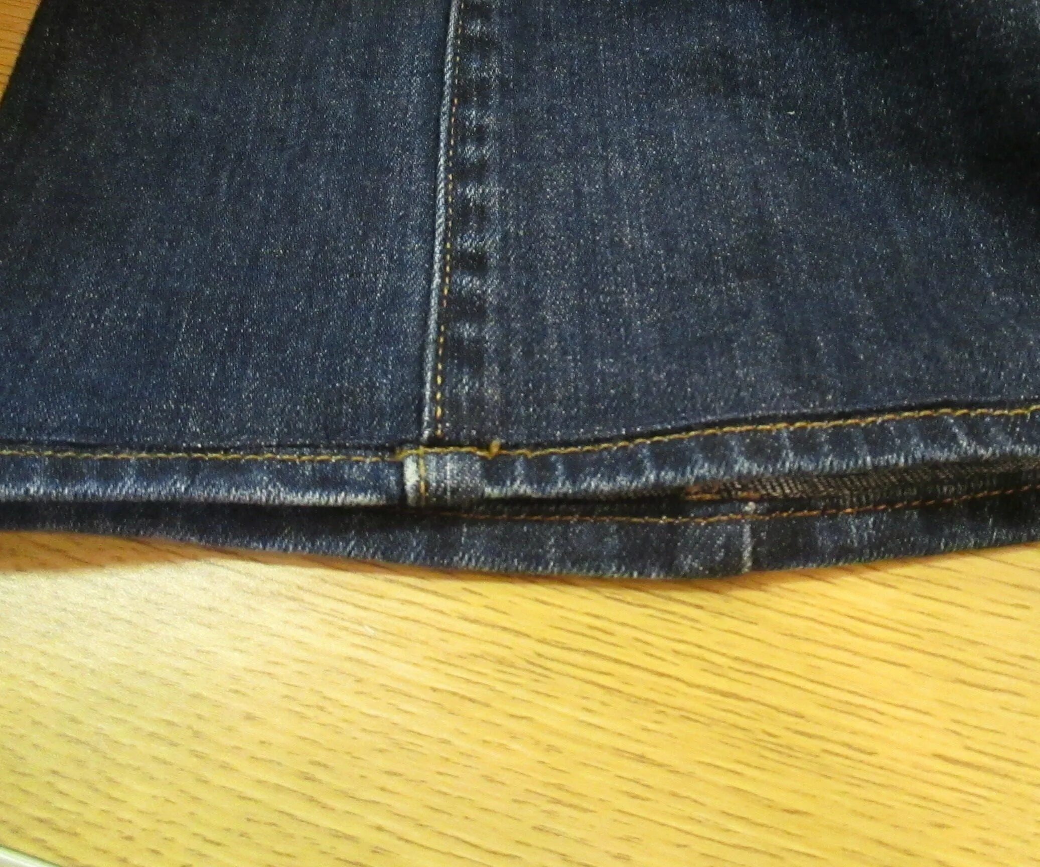 Видео как подшить джинсы с сохранением фабричного. Подшить джинсы. Подгиб джинсов. Подшить джинсы оригинально. Подшить джинсы с сохранением ф.