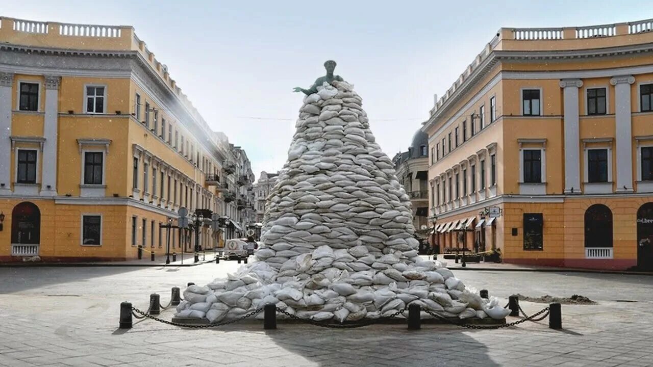Сколько живет в одессе. Памятник дюку в одессе. памятник дюку ришелье в одессе. памятник дюку в одессе сейчас. дюк ришелье памятник.