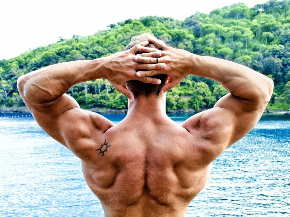 Одна сторона тела сильнее. Здоровый мужчина. Сколиоз гипертонус мышц. Одна сторона тела сильнее. Правая сторона тела.