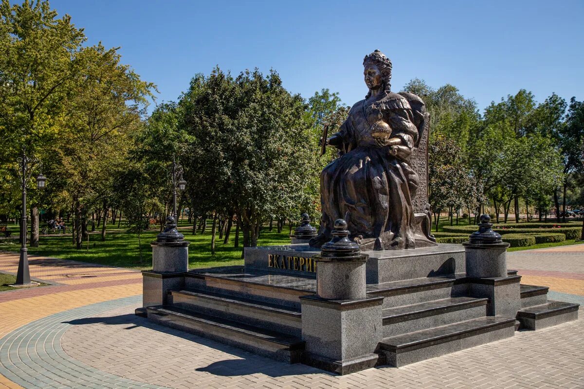 Терлецкие пруды памятники. Памятники в парке дружба в москве. Памятник парк победы спб. Екатерининский парк москва памятники. Парк с памятником.