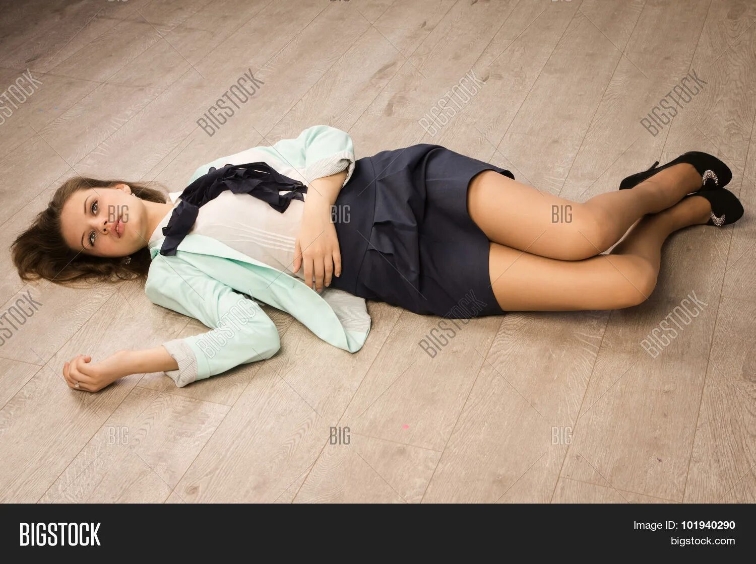 Придушенная девушка. Девушка лежит на полу. Девушка лежит без сознания.