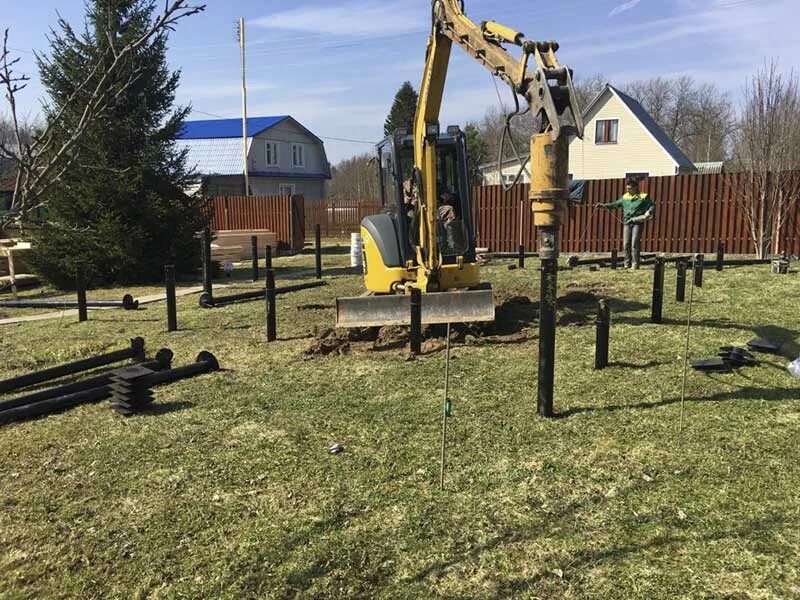 Установить сваи. Монтаж винтовых свай. Фундамент на сваях. Сваи. Винтовые сваи.