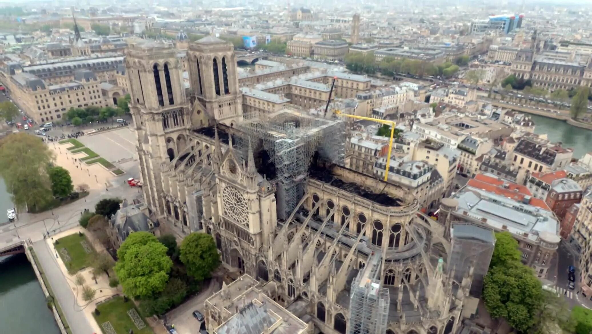Нотр дам арии. Париж с высоты собора Парижской Богоматери. Вид на Париж с собора Парижской Богоматери.