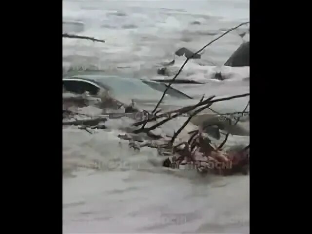 На берег выброшен грозою. Снесло машину в море в Сочи. Машины унесло в море. Людей унесло в море. Нашли машины которые унесло в море.