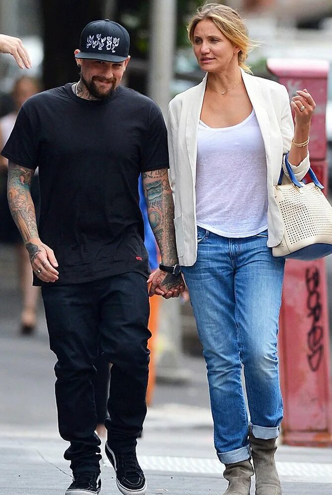 пары в которых девушка выше мужчины. женщина выше мужчины. пары одного роста. анджелина джоли и брэд питт красная дорожка. джейсон стейтон с женой.