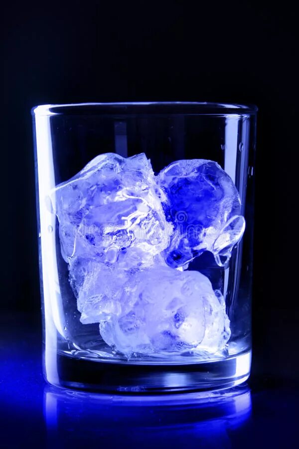 Магия со льдом наших стаканов. Бокал со льдом. Бокал со льдом. Магия со льдом наших стаканов. Щербет лед.