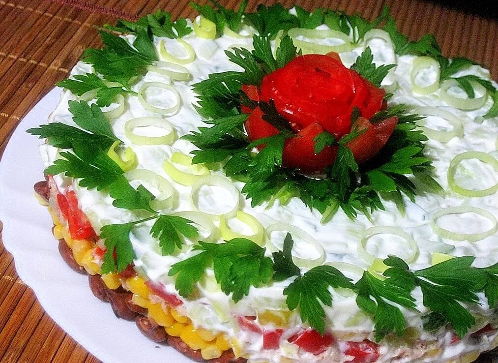 оригинальные и простые праздничные салаты. украшение свадебных салатов. украшение салалат оливками. салаты на день рождения. торт салат чудо слойка.