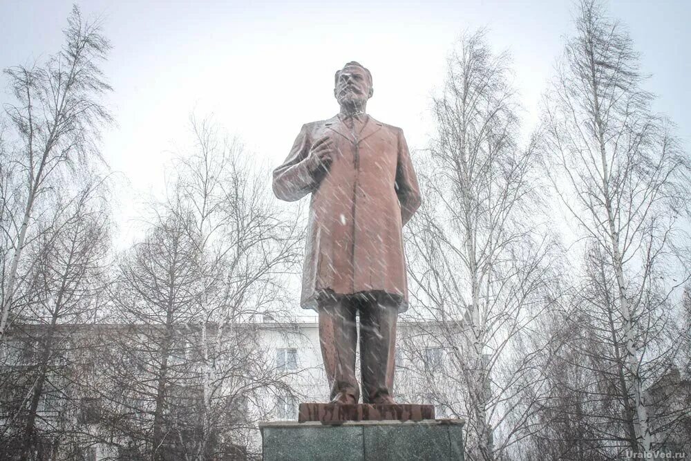 Город Чайковский памятник Петру Ильичу Чайковскому. Памятники г Чайковский. Город Чайковский Пермский край площадь. Памятник Ленину в Чайковском.