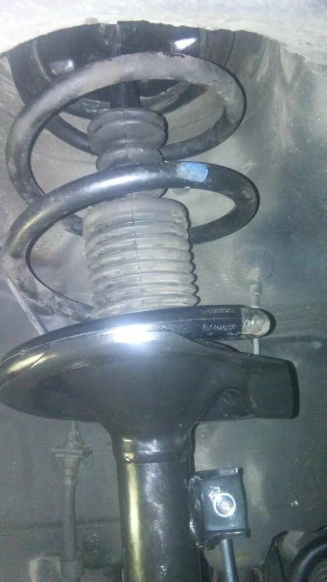 Калина 2 потекла передняя стойка. Признаки неисправного амортизатора сзади. Неисправности подвески авто. Амортизатор авто. Устройство амортизатора и неисправности.