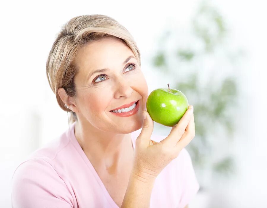 Главное о женском здоровье. Здоровая женщина. Женщина с яблоком. Здоровая женщина в возрасте. Питание в климактерическом периоде у женщин.