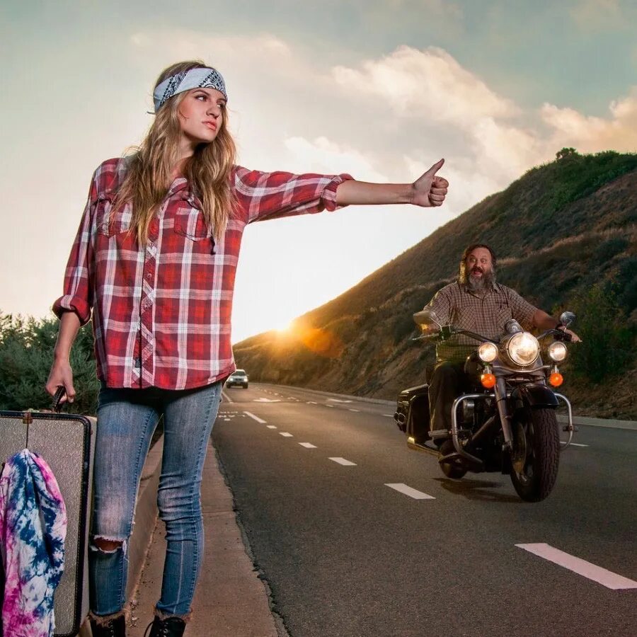 Парень который путешествовал автостопом. Девушка автостоп. Фотосессия на трассе девушка. Автостоп в пустыне. Туристка автостоп.