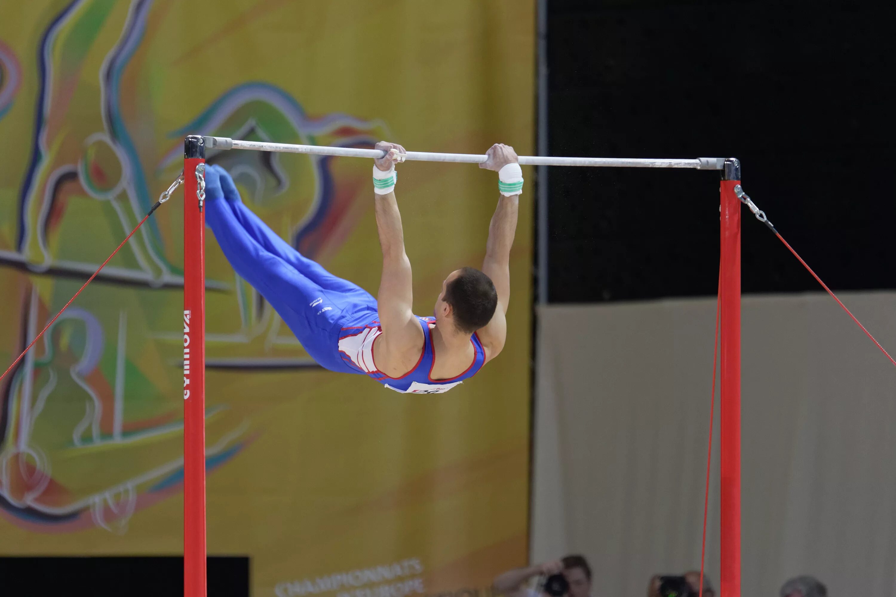 Перекладина гимнастика. Спортивная гимнастика перекладина. Гимнастическая перекладки. Упражнения на перекладине спортивная гимнастика.