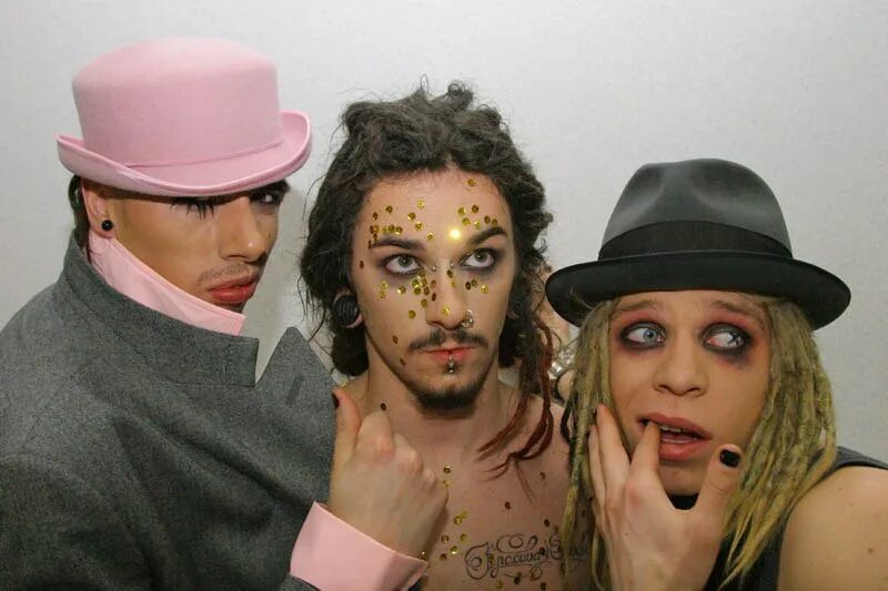 Пистолс я устал хочу любви. Quest pistols джек воробей. Квест пистолс я устал. Антон савлепов я устал. Я устал хочу любви да так чтоб навек.