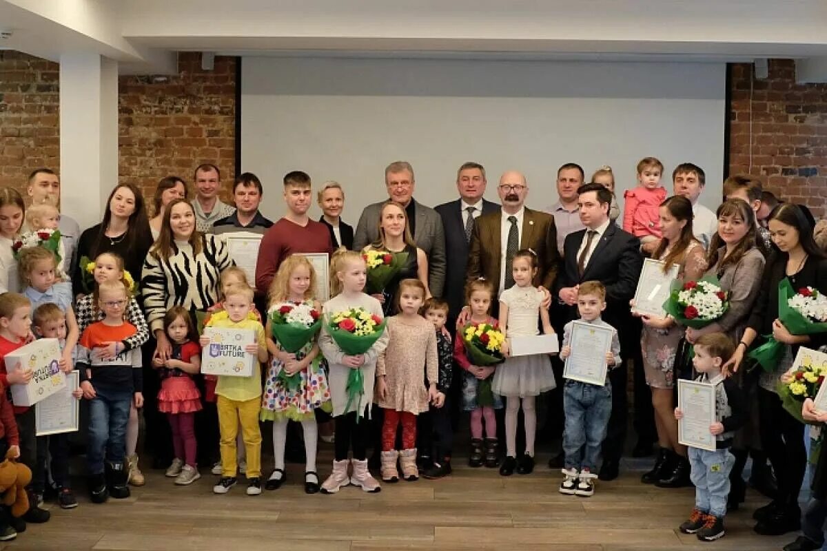 Открыли год семьи в городе. Молодые семьи. Вручение сертификатов молодым семьям. Год семьи. Семья года 2022.