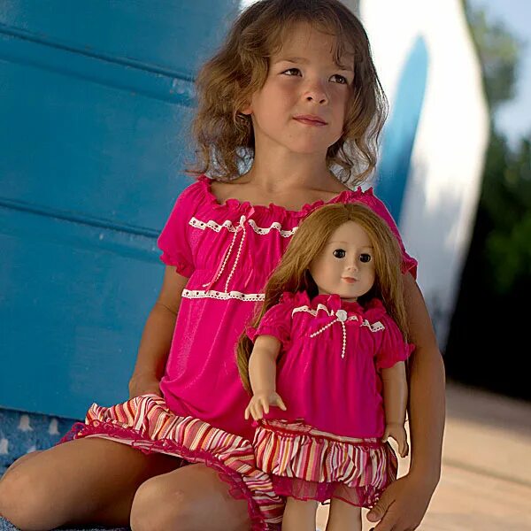 Одинаковая одежда для куклы и девочки. Кукла одинаковые. Кукла машенька из маша и медведь. Синди подруга барби. Три одинаковые куклы.