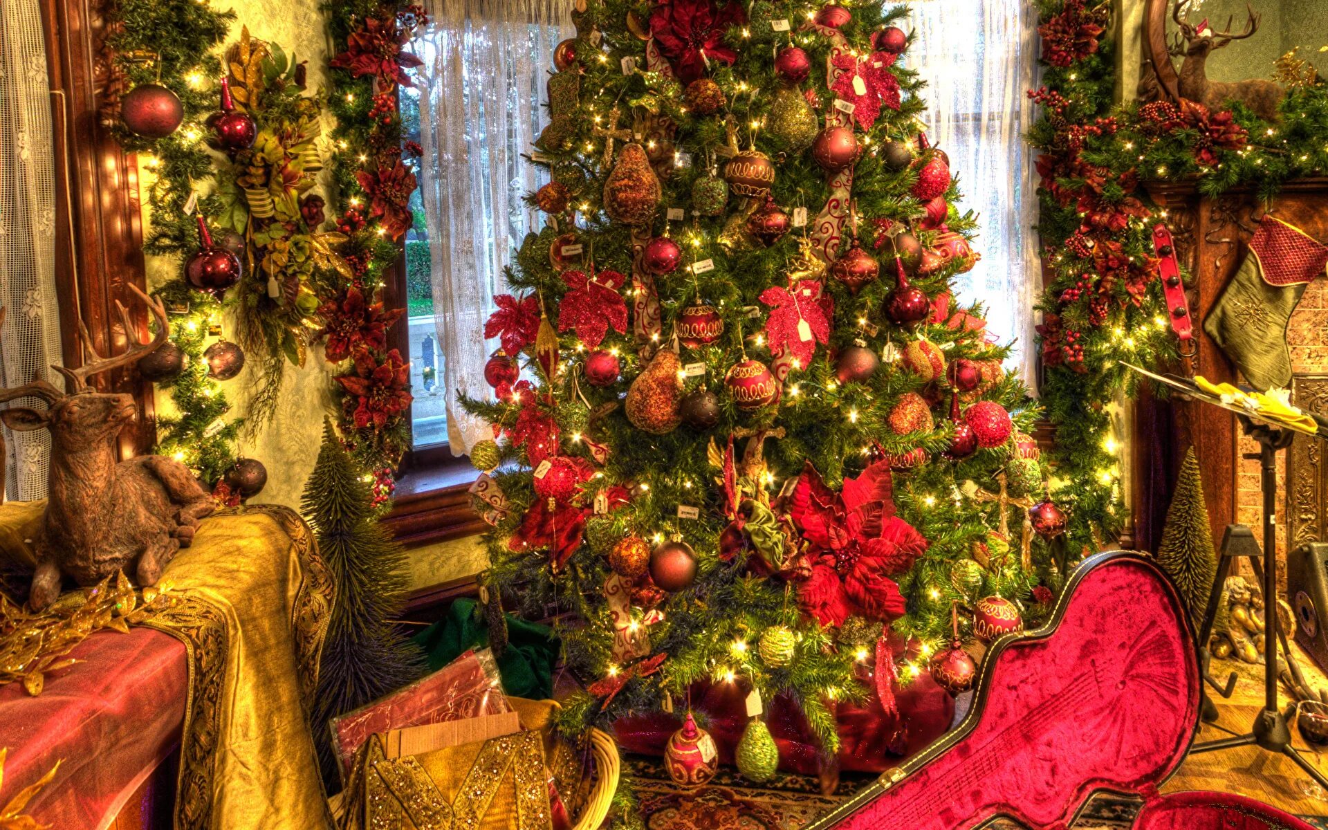 Посреди стояла красивая елка. Елка в старинном доме. Образцовый сказочный новогодний стол.