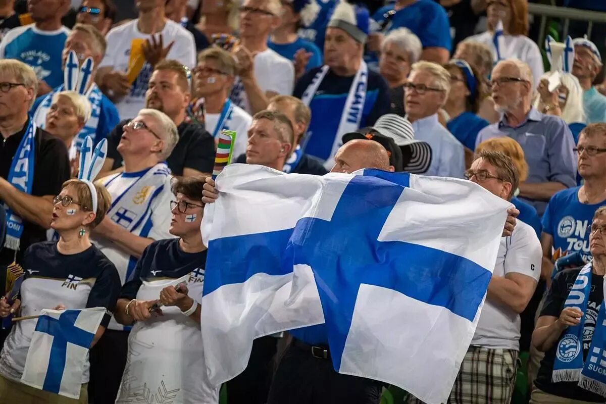 Какая финляндия сейчас. Финские болельщики. Финляндия люди. Финские болельщицы. Жители Финляндии.