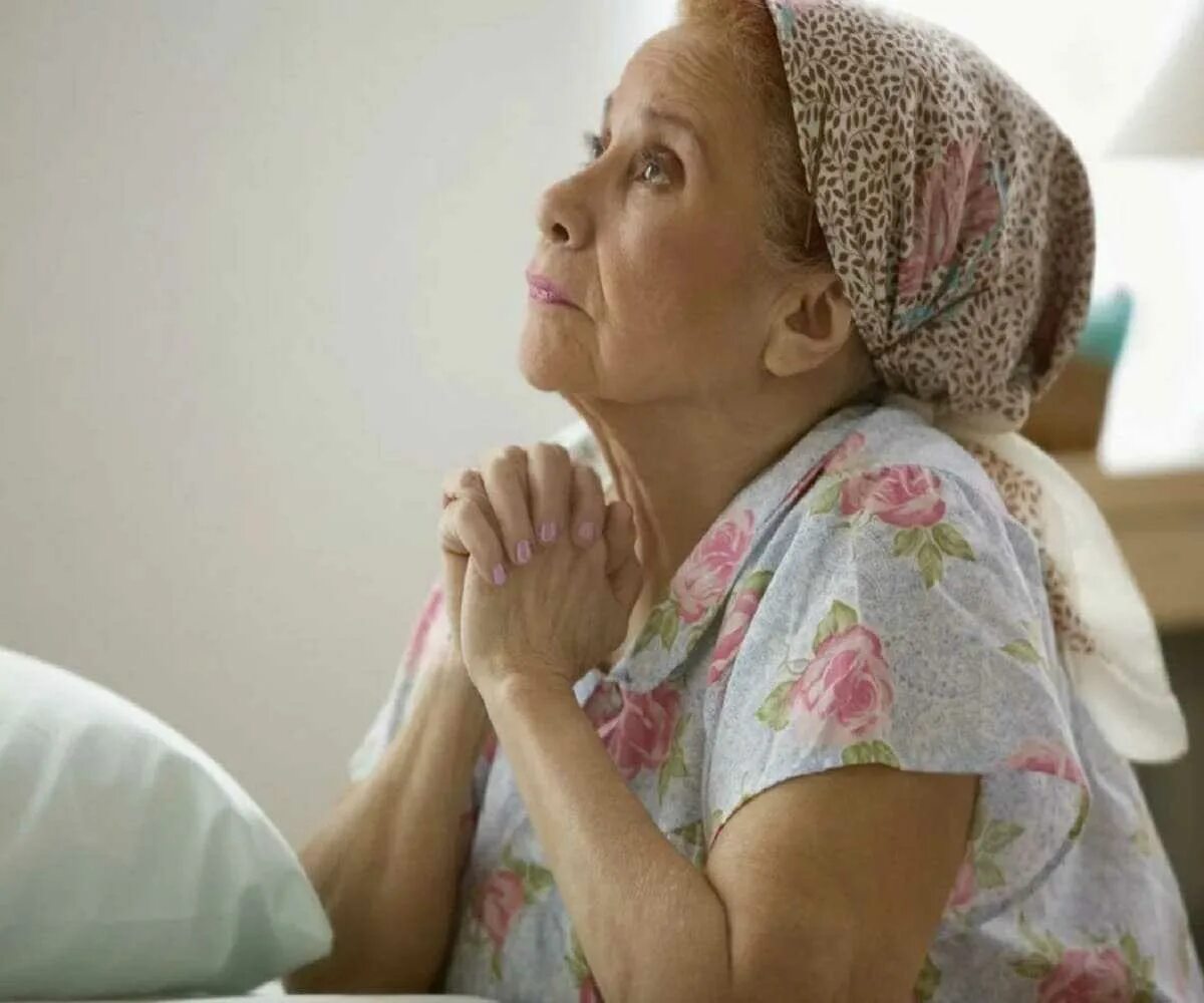 Устал бабушка. Бабушка молится. Старушка молится. Пожилая женщина молится. Мама молится.