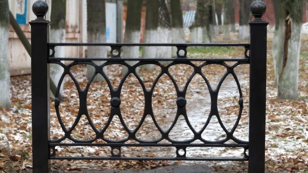Ограждения на жд. Тамбовмаш ограда чугунная. Чугунная ограда парка. Не пускать банбу за железное. Чугунные ограждения парков.