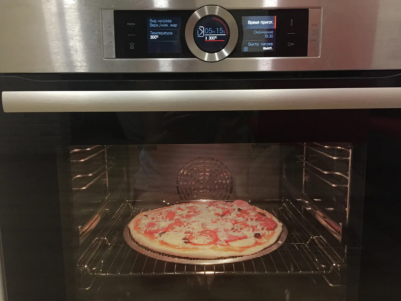 Пицца в духовке. Пицца круглая в духовке. Печь для пиццы электрическая. Духовой шкаф для приготовления пиццы.