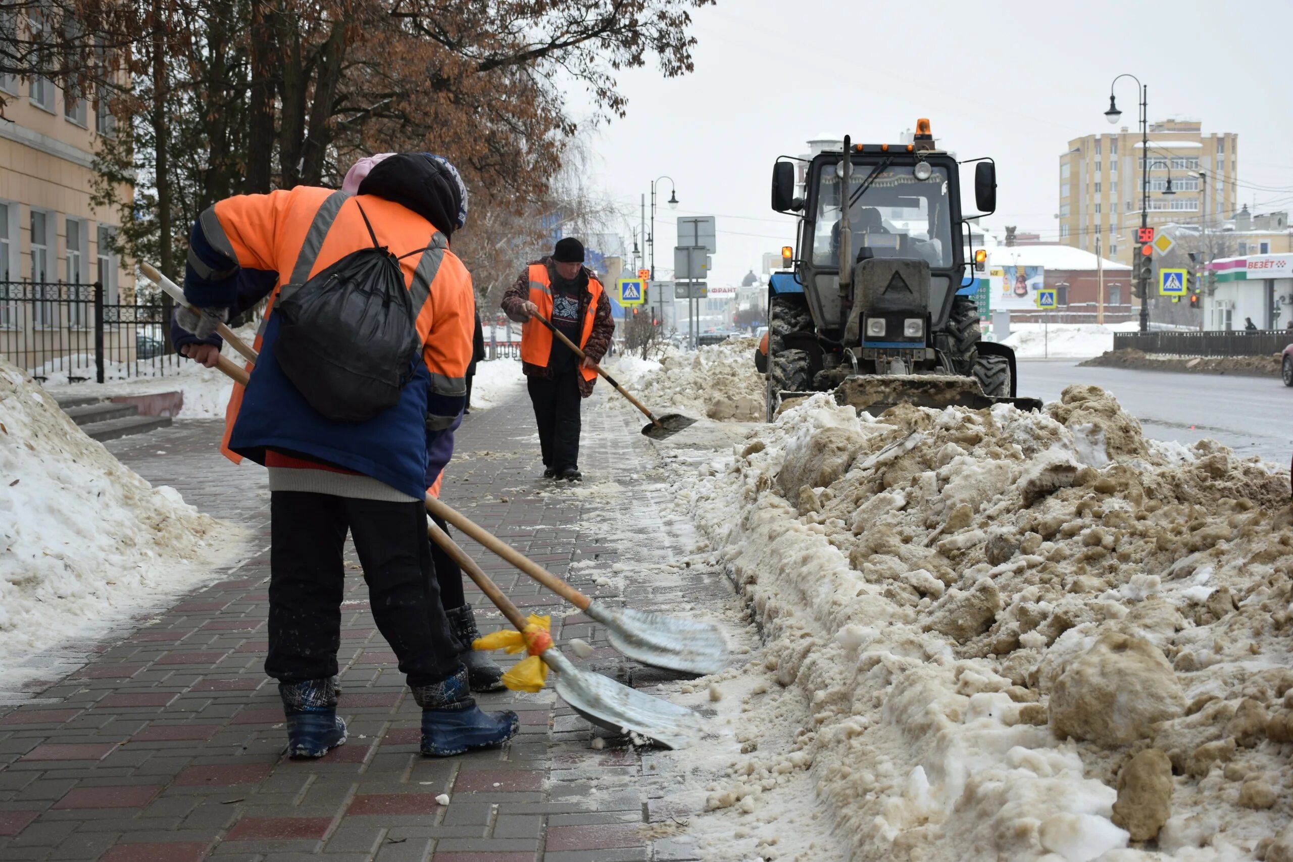 Уборка снега. Уборка снега вручную. Уборщик снега. Зимняя уборка территории. Сугробов работа