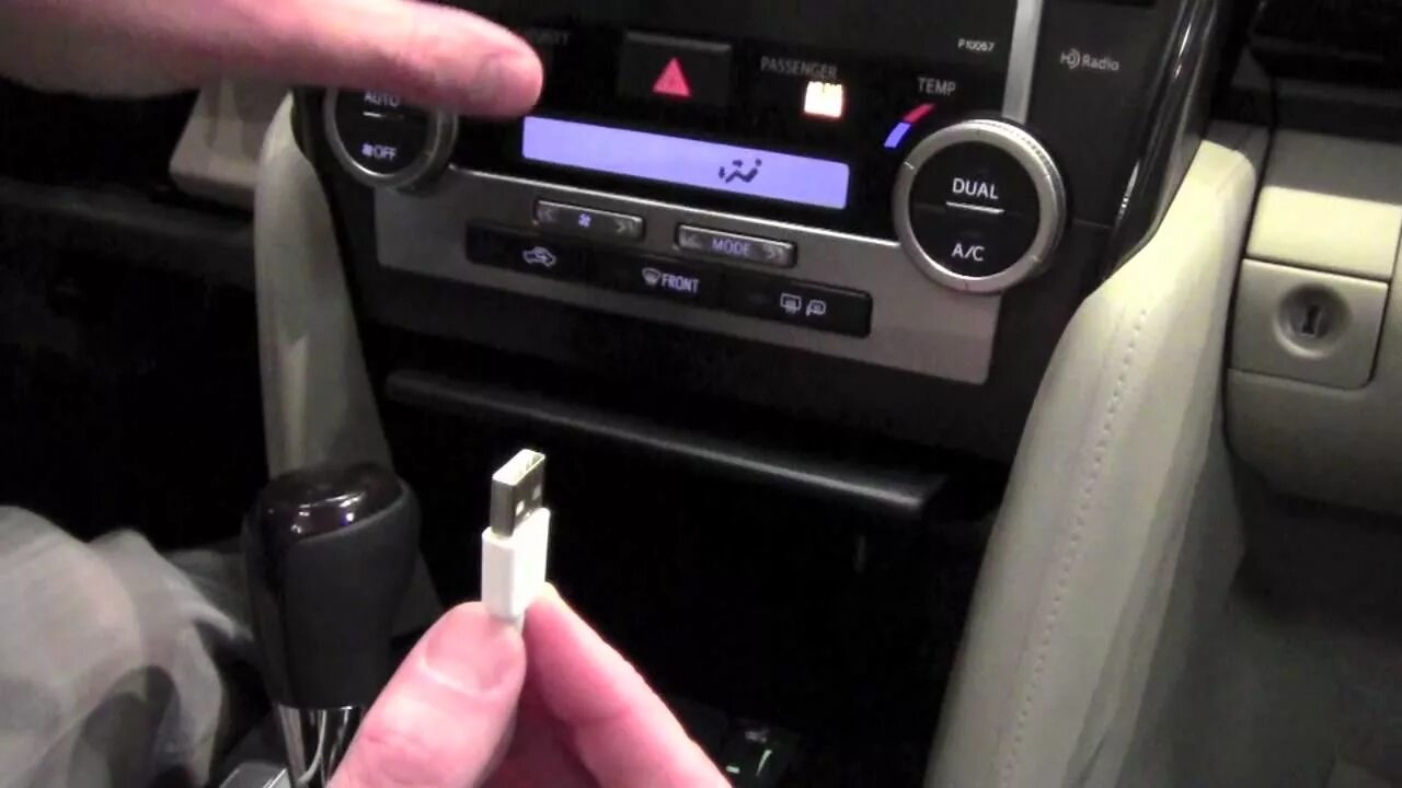 USB aux разъем Toyota Camry. Камри 70 разъём под флешку. USB порт в Camry 40. USB разъем в Corolla 150. Как включить музыку с флешки