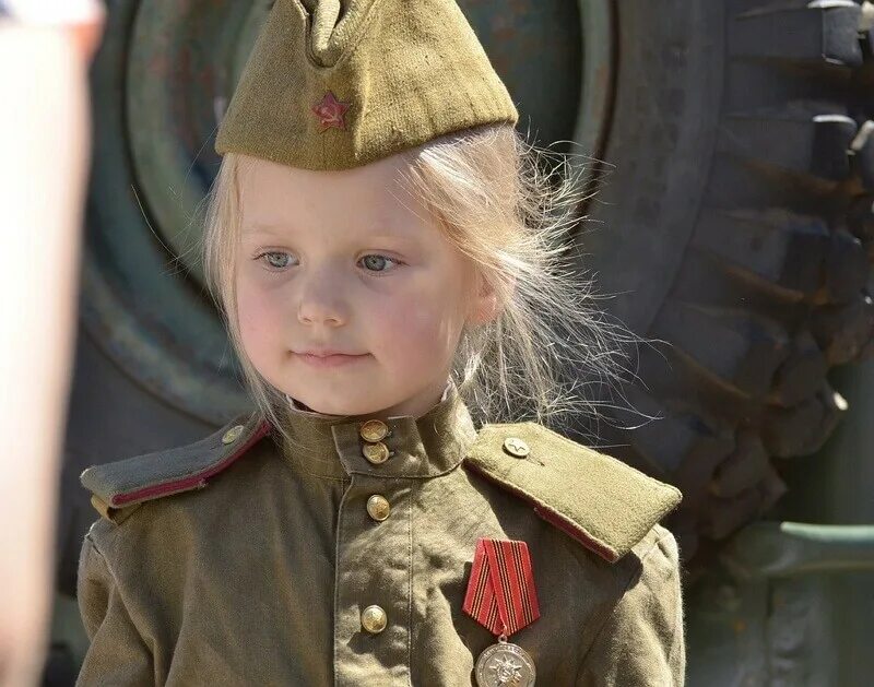 Девочка в военной форме. Дети в военной форме. Малыш в военной форме. Маленькие дети в военной форме. На 9 мая небольшой