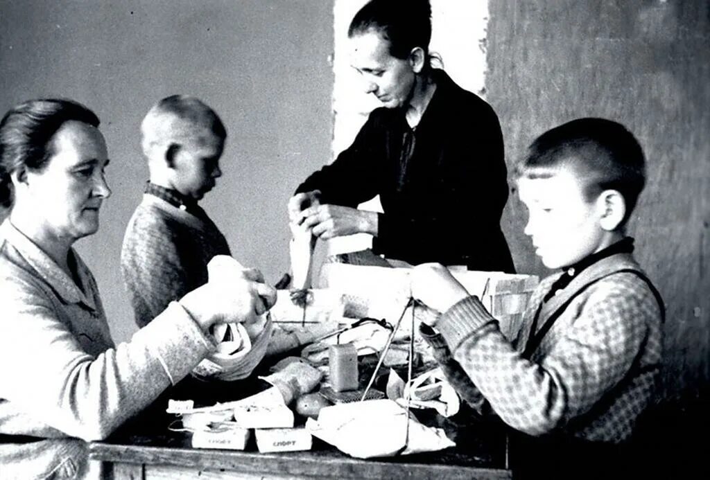 Дети работавшие во время войны. Дети на войне ВОВ школа. Дети в школе в годы ВОВ. Школьники 1941.