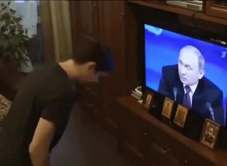 Еда перед телевизором. Выборы кивнуть перед телевизором. Кот перед телевизором. Выборы кивнуть перед телевизором. Человек перед телевизором.