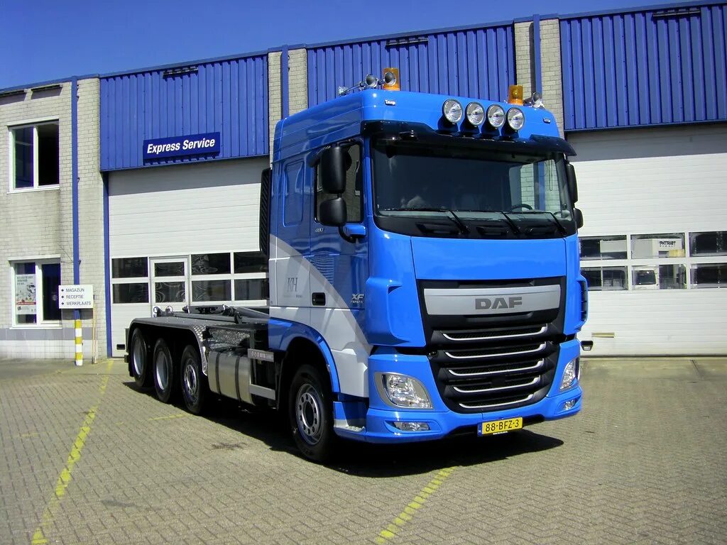 Грузовые тягачи daf. Daf xf 105 тягач. daf 105 410. седельный тягач даф 106. фура daf xf 105.
