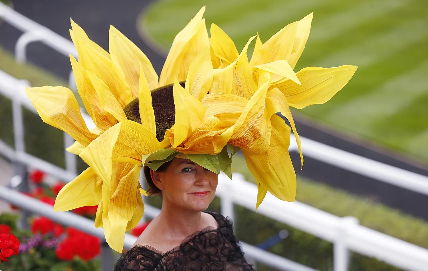 Роял аскот шляпы. Royal Ascot шляпки. Royal Ascot самые необычные шляпы. Royal Ascot Ladies.