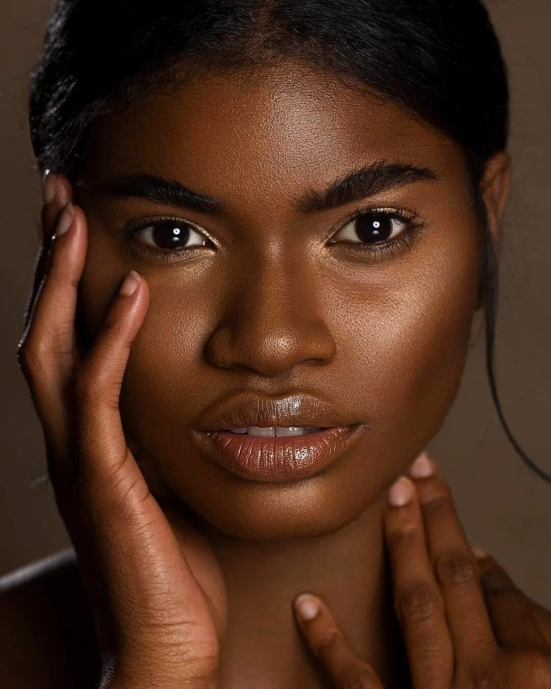 Melvnin bee модель. Красивые афроамериканцы. Бри скалларк. Темнокожие с проблемной кожей. Цвет кожи афроамериканцев.