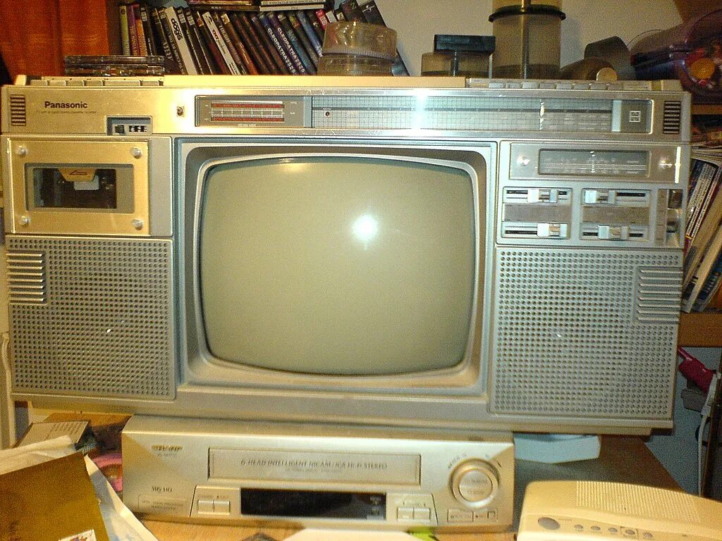 Panasonic tr-1200. Телевизор Панасоник 2000. Panasonic tv1987. Портативный телевизор Панасоник 1969.