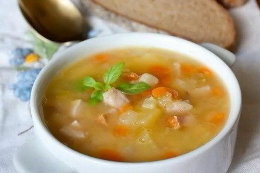 Можно в год гороховый суп. Суп гороховый. Гороховый суп фото. Гороховый суп с ветчиной. Гороховый суп на курином бульоне.